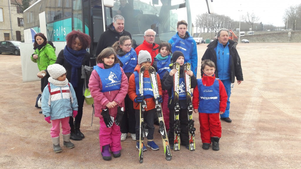 les enfants de l'ERS (ÉCOLE ROANNAIS DE SPORT) au départ des mercredis neige du Ski Club Roannais - Remise des skis aux enfants par la ville ROANNE